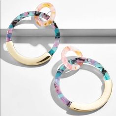 The Cutest Hoop Earrings Available In 3 Color Options!! *Multi Color With Gold Trim *White With Gold Trim *Tortoise With Gold Trim Earrings Double, Statement Accessories, Earring Trends, Gold Alloys, Summer Earring, Hanging Earrings, Shell Earrings, Acrylic Earrings, Geometric Earrings