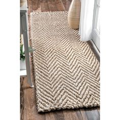 the rug is made from jute and has a herringle pattern on top of it