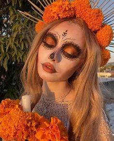 5 peinados con diademas de catrinas para el Día de Muertos | Glamour Katrina Makeup La Catrina, Orange Catrina Makeup, Antifaz Aesthetic, Sugar Skull Makeup Easy Simple, Hispanic Costume Ideas, Halloween Skull Makeup Easy, Day Of The Dead Photoshoot, Day Of The Dead Halloween Costume