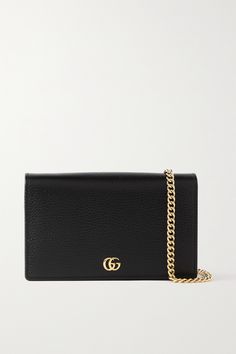 Gucci's wallet is sizable enough to use as a shoulder bag, too - simply attach the gold-tone chain strap and drape it cross-body. It's been made in Italy from black textured-leather and is punctuated with polished 'GG' hardware at the front. Gucci Chain Wallet, Gucci Wallet On Chain, Gucci Clutch Bag, Wallet Gucci, Gucci Clutch, Handbag Essentials, Gucci Crossbody, Luxury Purses, Crystal Beads Bracelet