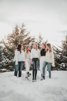 Friends, roommates, winter, best friends, photoshoot #friendphotos #photshoot #winterphotoshoot #outsidephotography Best Friends Photoshoot, Photo Session Outfits, Friend Group Pictures, Friends Photoshoot, Winter Photoshoot, Group Pictures, Holiday Pictures, Winter Pictures