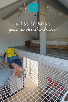 a person laying in a hammock reading a book with the caption un bleue d'habitat pour une chambre de reve