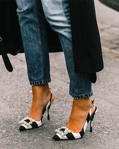 Pfw Street Style, Footwear Design, Moda Chic, Shoe Clips, Trendy Shoes, Manolo Blahnik