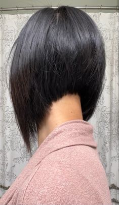 Thick Hair With Bangs, Reverse Bob Haircut, Reverse Bob, Bob Hairstyle Ideas, Hairstyle Ideas Easy, Short Hair Back, Hairstyle Long