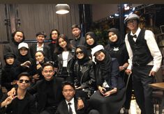 foto album / year book photoshoot tema mafia outfit or black classic black tema retro vintage gangster hitam gelap gengster Yearbook Tema Mafia, Yearbook Ideas Themes Outfit, Yearbook Vintage Outfit Hijab, Mafia Group Photo, Mafia Yearbook, Yearbook Themes Photoshoot, Vintage Outfit Hijab, Yearbook Outfit Ideas