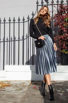 Skirt Design Ideas, Silver Pleated Skirt, London Clothes, Rok Midi, Street Skirt, Velvet Midi Skirt, London Dress, Style Dark