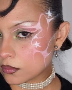 graphic liner en cabello ★ Fun Liner Looks, Crazy Graphic Liner, Glitter Graphic Liner, Forehead Makeup Art, Face Eyeliner Art, Artistic Eye Makeup Creative, Pink Graphic Makeup, Pastel Graphic Liner, Makeup Looks Graphic Liner