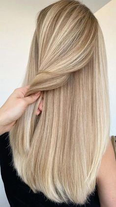 Highlights For Honey Blonde Hair, Blonde Hair Colors For Summer, Top Of Head Highlights, Blonde Beige Highlights, Ashy Blonde Highlights On Blonde Hair, Light Highlights On Blonde Hair, Blonde On Blonde Balayage, Hair Color Inspiration Blonde, Blonde Hair Inspiration Long