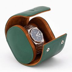 "This veg-tanned leather single watch roll in emerald green is lovingly handcrafted and it has been crafted with flawless mastery. Natural leather is used on the outside and natural goat leather suede is used interior. The cushions are super soft and can be compressed to befit all watch straps. ✔ In addition to our regular size, We also have small pillows (cushions), upon request we can make cushions as small as around 5.90 in. (15 cm), please let me know if you want small cushions. ✓ %100 Exqui Leather Watch Roll, Leather Watch Case, Mens Watch Box, Leather Watch Box, Green Watch, Watch Storage Box, Watch Roll, Small Cushions, Veg Tan Leather