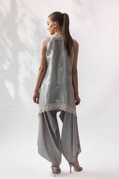 Valeria – Sania Maskatiya International Elegant Linen Kurta With Resham Embroidery, Elegant Linen Sets With Floral Embroidery, Elegant Linen Set With Resham Embroidery, Elegant Embroidered Linen Sets, Linen Chikankari Embroidery Wedding Sets, Wedding Linen Sets With Chikankari Embroidery, Elegant Linen Sets For Eid, Wedding Linen Set With Resham Embroidery, Elegant Linen Straight Kurta Sets