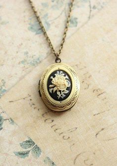 Black Cameo, Cameo Pendant Necklace, Picture Locket, Oval Locket, Photo Locket Necklace, Vintage Lockets, Cameo Jewelry, Cameo Necklace, Cameo Pendant