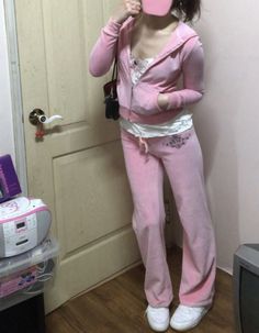 Y2k Outfits Leggings, Pink Y2k Outfit Ideas, Gyaru Tracksuit, Soft Mcbling, Barbiecore Clothes, Y2k Pink Outfit, 2000s Tracksuit, Pink Y2k Outfit, 2000s Fashion Outfits