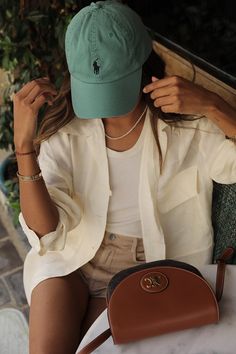 Californian Style Fashion, La Style Outfits Summer, Classy Baseball Cap Outfit, Cool Mom Summer Style, Summer Rooftop Outfit, Jules Sarinana Outfits, Outfits For Chicago Summer, Miami Open Outfit, Casual Summer Hat