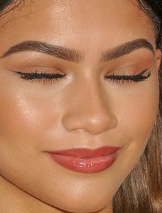 zendaya zendaya red carpet makeup celeb celebrity celebritycloseup Everyday Makeup For School, Green Mascara, Glossy Eyeshadow, Pink Lips Makeup, Pink Mascara, Neon Makeup