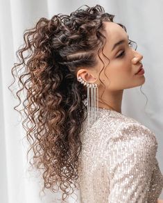 Peinados tips para pelo con rulos Naturally Curly Hairstyles For Wedding, Curly Braided Updo, Naturally Curly Wedding Hair, Simple Bridal Hairstyle, Classic Wedding Hair, Bridal Hair Buns, Hairdos For Curly Hair