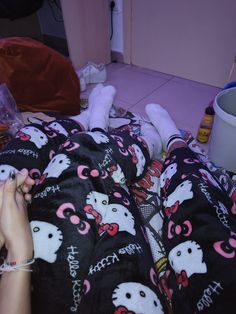 Hello Kitty Pajamas Couple, Matching Pjs Aesthetic, Matching Hello Kitty Pajamas, Black Fashion Aesthetic, Matching Christmas Pajamas Couples, Y2k Pjs, Hello Kitty Pjs