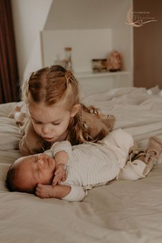 Leg de ontroerende eerste momenten van samenzijn tussen een grote zus en haar nieuwe broertje vast tijdens een newbornshoot. Deze tedere interacties zijn onbetaalbaar en verdienen het om voor altijd gekoesterd te worden. Met een professionele newbornshoot vang je de puurheid, liefde en verwondering van deze beginnende band. Boek nu en bewaar de kostbare beginmomenten van je groeiende gezin in prachtige, tijdloze foto's. Baby Fotografie, Newborn Fashion, Baby Announcement Photos, Newborn Shoot, Newborn Lifestyle