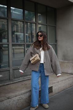 Tap to find link to the leather clogs <3 Effortless style in oversized jeans and jacket | Outfit ideas, casual fashion, fashion ideas, outfit inspo, celine bag, winter outfit, winter fashion, birkenstocks boston, hairstyle, minimal style, casual style, effortless chic. Credit: Adelinerbr