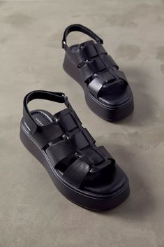 Vagabond Shoemakers Courtney Platform Fisherman Sandal | Urban Outfitters Fisherman Sandals Outfit, Chunky Black Sandals, Vagabond Shoes, Slides Outfit, Black Platform Sandals, Walk In My Shoes, Sandals Outfit, Fisherman Sandals, Melissa Shoes