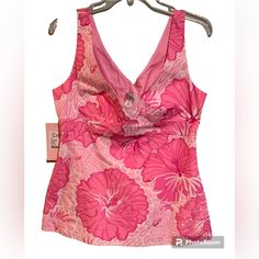 Lilly Pulitzer Sami Top Size 8 New With Tags Shell Pink Lined Hidden Side Zipper 100% Cotton Lining: 65% Polyester 35% Cotton Pit To Pit: 17.5’ Shoulder To Hem: 25” Tropical 2000s, Fabulous Outfits, Swimming Suits, Old Fashion Dresses, Shell Pink, Girl Things, Pinterest Closet, Summer Fits