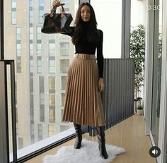 Wollen Skirts Outfit, Classy Winter Skirt Outfits, Michellecore Outfits, Modern 1950s Outfits, Modest Vegas Outfit Ideas, Plisse Skirt Outfit Winter, Office Look Winter, Modest Fashion Outfits Classy, Vegas Outfit Ideas Winter