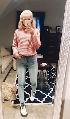 Jeans Winter Outfit Women, Pink Doc Martens Outfit Style, How To Style White Combat Boots, Pink Dr Martens Outfit, White Doc Martens Outfit Winter, Pink Doc Martens Outfit, White Doc Martin Outfits, Outfits With White Doc Martens, Pink Sweater Outfit Winter