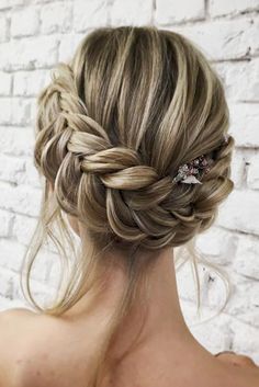 Recogido que acaba en trenza hacia un lado con algunos mechones sueltos #Trenzas #Recogidos #Peinados Wedding Braids, Hair Dos, Bridesmaid Hair, Prom Hair