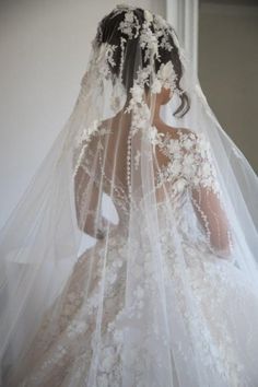 the back of a bride's veil with flowers on it