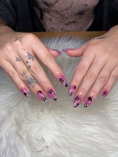 Pink Goth Nails Short, Red And Purple Nails Acrylic, Y2k Nails Acrylic Purple, Black Purple Nail Designs, Nails Acrylic Emo, Nails Y2k Almond, Star Nails Purple, Purple Nails With Stars, Y2k Purple Nails