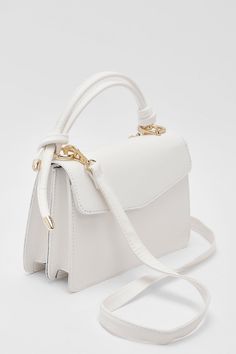 Womens Knot Handle Cross Body Bag - White - One Size - For the ultimate in practicality and style, this cute crossbody bag will quickly become your new favorite. The long strap means this crossover purse can be thrown on over any outfit and worn securely to the side - keeping your hands free for more important things like partying, shopping with the girls, and holding your cup of coffee on the commute. This freshly-styled crossbody handbag is the must-have accessory you won't be able to part wit Crossover Purse, Side Purses, Modern Handbag, Cute Crossbody Bags, Trendy Purses, White Crossbody Bag, Stylish Purse, Stylish Handbags, Cute Handbags