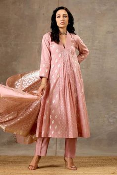 Pink 5 kali kurta with bouquet woven motifs and stitchline thread embroidered neckline. Paired with pant and dupatta. - Aza Fashions V Neck Kurta, Kurta Set For Women, Embroidered Neckline, Mini Drawings, Fashion App, Kurta Set, Dress Designs, Set For Women, Aza Fashion