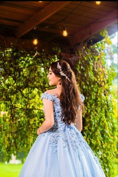 Quince Poses, Quince Photography, Quinceanera Photography, Silk Evening Gown, Prom Poses, Engagement Poses, Model Poses Photography, Quince Dresses, Quinceanera Dresses