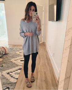 Birkenstock Outfit Fall, Inspire Outfits, Birkenstock Outfit, Sportswear Outfits, Look Legging, Tokyo Street Fashion, Legging Outfits, Beauty And Fashion, Mom Outfits