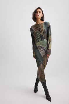 This midi dress features a long-sleeved design and a smooth stretchy material. It has a boat neck, draped details at the front and an open back. Day Dress, Na Kd, Boat Neck, Stretchy Material, Green Dress, Day Dresses, Sleeve Dress, Print Dress, Casual Dresses