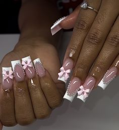 Back To School Nails With Charms, White French Tips With Pink Design, Back To School Nails Pink, Back To School Nails Medium, Bow Design Nails, Nails Acrylic Birthday, Nail Inspo With Charms, Senior Nails Ideas, Bow Nails Design