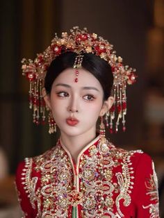 Chinese Wedding Headpiece, Chinese Hair Accessories Traditional, Sangjit Hairstyle, Chinese Updo, Chinese Bridal Makeup, Asian Bridal Makeup Chinese, Asian Crown, Hairdos Wedding, Chinese Wedding Hair