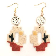 I Handcrafted These Southwestern Bohemian Earrings Out Of Polymer Clay And They Are Brand New And Fresh Out Of The Oven. Lightweight, Comfortable Dangle Earrings With Hooks. A Round Textured Hammered Gold Disc Sits Above An Aztec/Tribal Geometric Step Shape With Textured Adobe Background In Cream And Terracotta/Rust Orange. The Scene Is Completed With A Dark Green Cactus And Yellow Sun. There Are Some Minor Imperfections That Add Character To The Handmade Design And Make Them Truly One Of A Kind Polymer Clay Cowboy Hat Earrings, Clay Cactus Earrings, Earrings Western, Diy Earrings Polymer Clay, Arrow Earrings, Cactus Earrings, Earrings Polymer, Green Cactus, Goth Jewelry