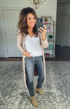 5 Ways to Style a Cardigan - Cyndi Spivey Blush Pink Clothing, Over 40 Outfits, Casual Date Night Outfit, Cyndi Spivey, Outfit Autumn, Casual Date Night, Cardigan Beige, Casual Date