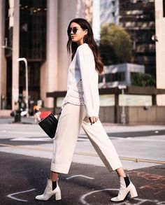 Monochromatic Outfit Ideas, Monochrome Clothes, Paris Street Fashion, All White Outfits, Clothes Encounters, Khaki Tops, All Black Outfits, Red Outfits, Beachy Summer