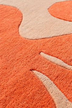 an orange and white rug with the letter e on it's center is shown