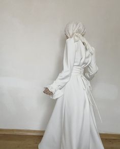 Elegant Hijab Aesthetic, Aesthetically Pleasing Pictures, White Dress Aesthetic, White Hijab, Outfit Muslim, Braidsmaid Dresses, White Dress Styles, Nail Makeup, Hijab Look