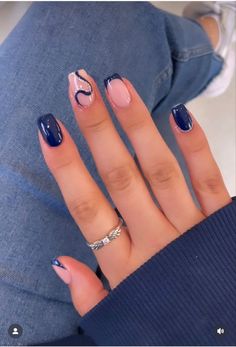 Nail Inspos Back To School, Summery Nails 2024 Square, Nail Art Squoval, Sqoavle Nails, Casual Nail Ideas, Blue Gel Nails Ideas, Unghie Sfumate, Short Fake Nails, Short Square Nails