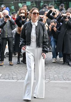 Olivia Palermo Style 2022, Olivia Palermo Style Casual 2024, Olivia Palermo 2024 Style, Olivia Palermo Wide Leg Pants, Olivia Palermo Cargo Pants, Chic Black Outfits, Casual Fashion Trends