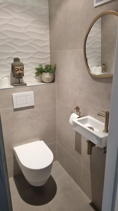 Doe het zelf Toilet Bilik Mandi Kecil, Bathroom Ideas Aesthetic, Small Toilet Design, Small Downstairs Toilet, Toilet Room Decor, Wc Design, Beautiful Bathroom Designs, Small Toilet Room