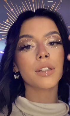 Rave Rhinestones Face, Fun Sparkly Makeup, Diamenciki Makeup, Makeup Rhinestones Eye, Euphoria Party Looks, Makeup Looks With Rhinestones, Eye Makeup With Rhinestones, Euphoria Costume