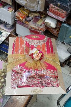 How To Pack Saree For Gift, Lehanga Packing For Wedding, Saree Packaging Ideas, Lehnga Packing Ideas Wedding, Sari Packing Ideas For Wedding, Indian Wedding Gifts For Bride, Saree Packing Ideas Wedding, Chhab Decoration