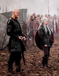 game of thrones characters standing in the middle of a muddy field with other people