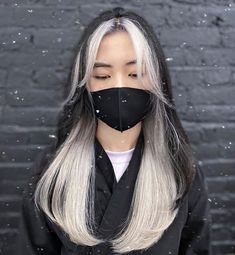 Korean Platinum Hair, Black With Platinum Underneath, Platinum Blonde Under Black Hair, Black To Platinum Blonde Hair, Platinum Blonde Underneath, Gray Hair Underneath, White And Black Hairstyle, Platinum Blonde Hair Korean, Platinum Blonde Hair Underneath