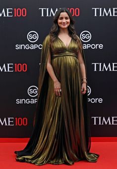 Maternity Wedding Outfits, Dresses For Wedding Indian, Maternity Evening Gowns, Indian Maternity, Black Formal Gown, She's So Pretty, Celebrity Casual Outfits