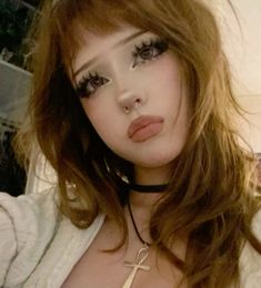 Maquillaje Y2k, Short Light Brown Hair, Brown Haired Girl, Bleached Eyebrows, Doll Eye Makeup, Pinterest Makeup, Icons Pfp, Winter Makeup, Cute Makeup Looks